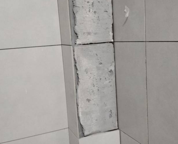 遂平瓷砖空鼓维修公司分享下瓷砖施工前基层浇水润湿程度不足，可能导致以下问题